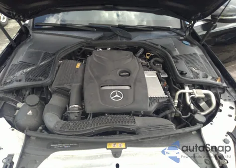 2018 Mercedes-Benz C 300 z USA, uszkodzony, nr VIN 55SWF4JB7JU249655